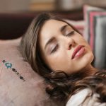 Rahasia Awet Muda: Posisi Tidur Jadi Kunci Wajah Tetap Kencang