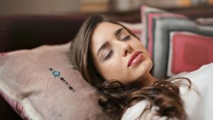 Rahasia Awet Muda: Posisi Tidur Jadi Kunci Wajah Tetap Kencang