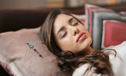 Rahasia Awet Muda: Posisi Tidur Jadi Kunci Wajah Tetap Kencang