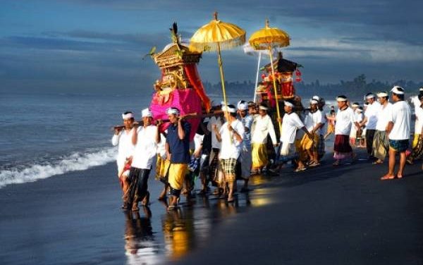 Ritual Melasti Sebagai Sarana Penyucian Diri Dan Alam