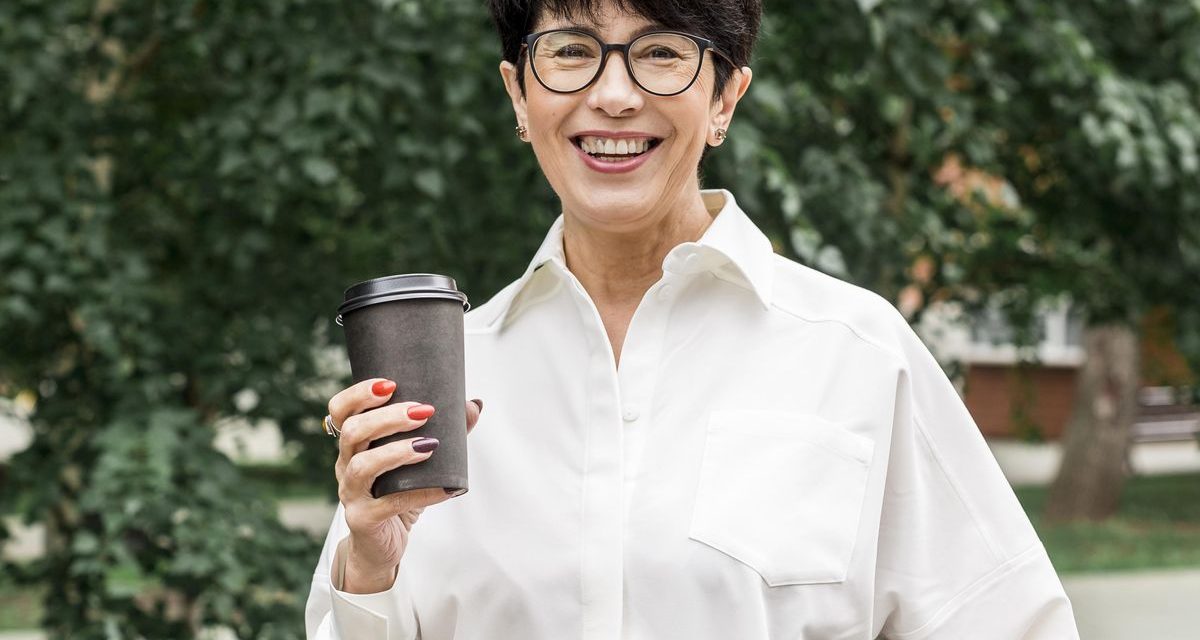 Fashion Lansia 60 Tahun: 7 Rahasia Tampil Trendi Dan Elegan