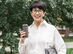 Fashion Lansia 60 Tahun: 7 Rahasia Tampil Trendi Dan Elegan