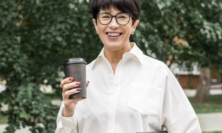 Fashion Lansia 60 Tahun: 7 Rahasia Tampil Trendi Dan Elegan