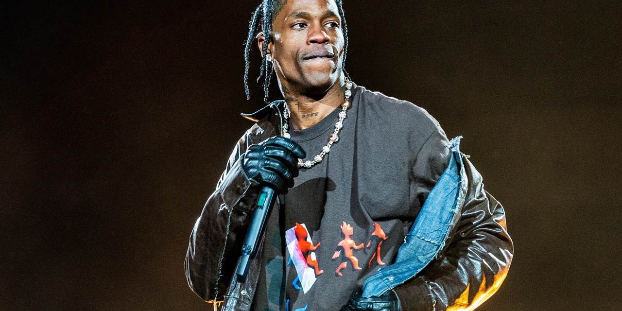 Penggemar Terobos Panggung Demi Peluk Travis Scott Di Mumbai