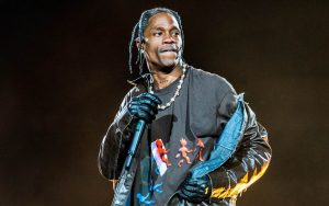 Penggemar Terobos Panggung Demi Peluk Travis Scott Di Mumbai