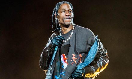 Penggemar Terobos Panggung Demi Peluk Travis Scott Di Mumbai
