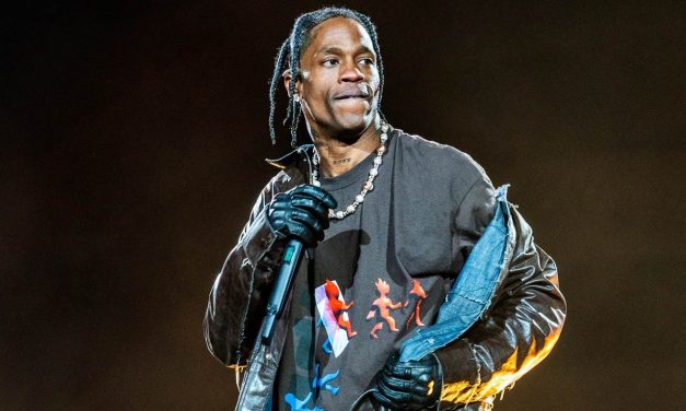 Penggemar Terobos Panggung Demi Peluk Travis Scott Di Mumbai
