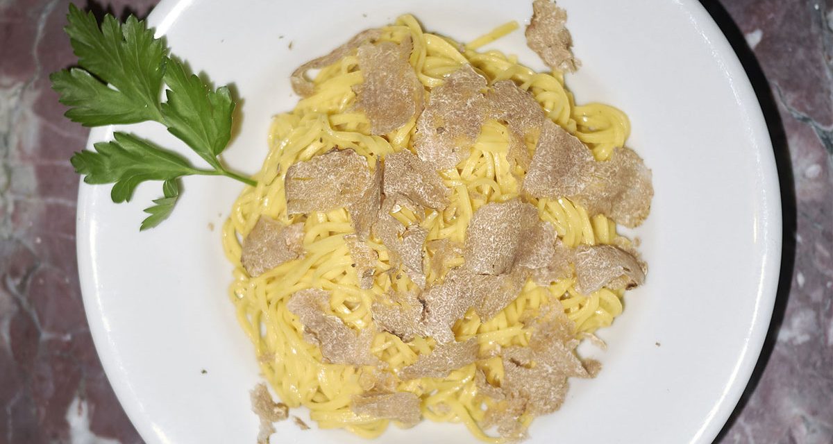 Tajarin Al Tartufo Bianco D’Alba: Pasta Super Tipis Asal Italia