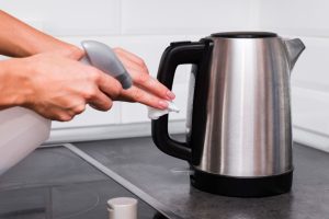 Solusi Kerak Putih Di Teko: Rebus Larutan Cuka Putih Atau Lemon