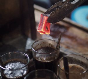 Mengenal Kopi Joss Jogja: Sensasi Kopi Hitam Celup Arang