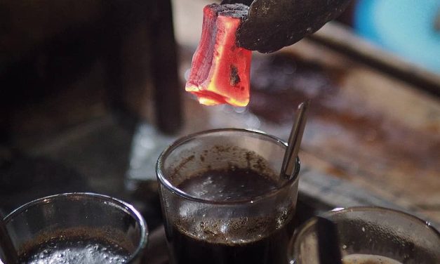 Mengenal Kopi Joss Jogja: Sensasi Kopi Hitam Celup Arang