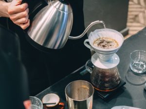 Fenomena Slow Coffee: Saat Anak Muda Pilih Seduh Kopi Sendiri