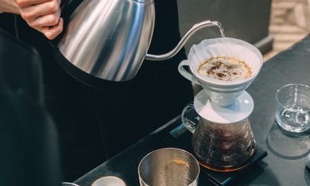 Fenomena Slow Coffee: Saat Anak Muda Pilih Seduh Kopi Sendiri