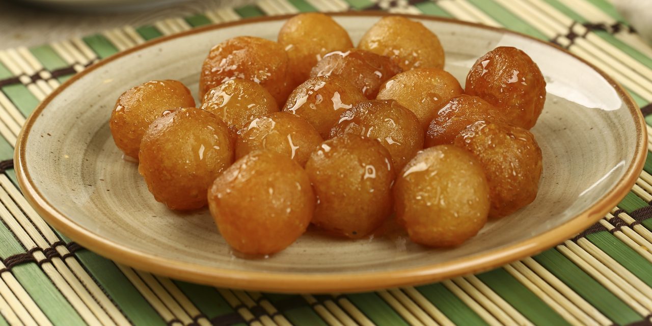 Uniknya Lokma, Donat Bola Disiram Sirup Gula Dan Pistachio