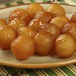Uniknya Lokma, Donat Bola Disiram Sirup Gula Dan Pistachio
