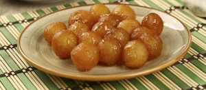 Uniknya Lokma, Donat Bola Disiram Sirup Gula Dan Pistachio