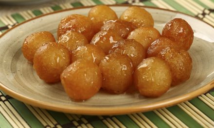 Uniknya Lokma, Donat Bola Disiram Sirup Gula Dan Pistachio