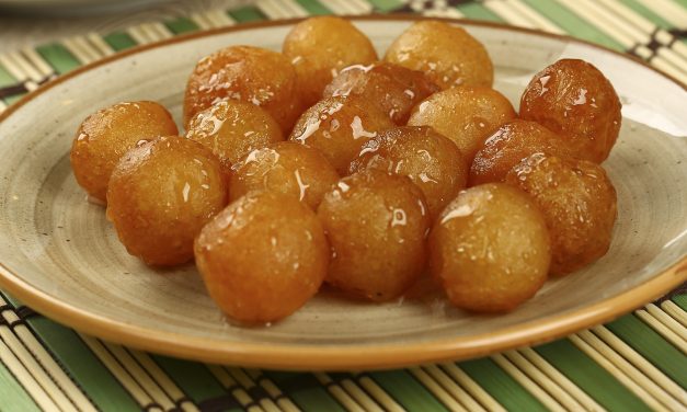 Uniknya Lokma, Donat Bola Disiram Sirup Gula Dan Pistachio
