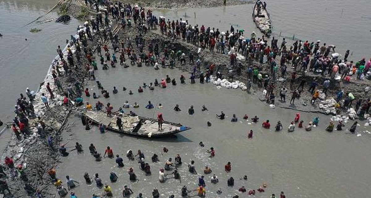 Warga Shyamnagar Bangladesh Bangun Tanggul Swadaya Pintar