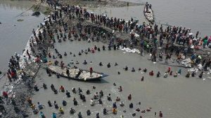 Warga Shyamnagar Bangladesh Bangun Tanggul Swadaya Pintar